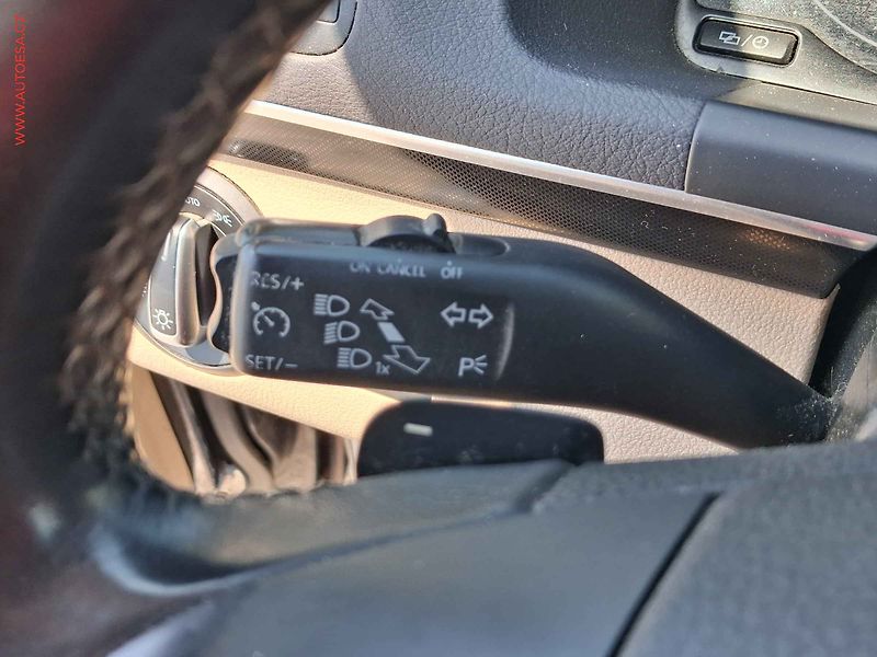 Volkswagen Touran (2014) 2.0 TDi, DSG, bixen, panor - fotka 12 z 23