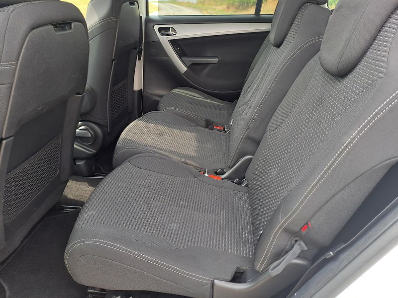Citroën Grand C4 Picasso (2011) 1.6 HDi 7 MÍST - fotka 16 z 31