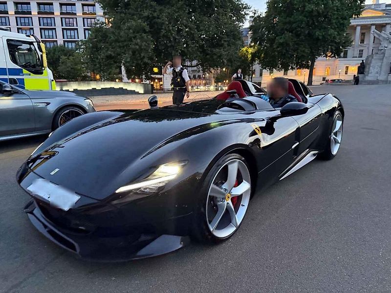 Ferrari Monza SP2 za více než sto milionů zabavila britská policie.
