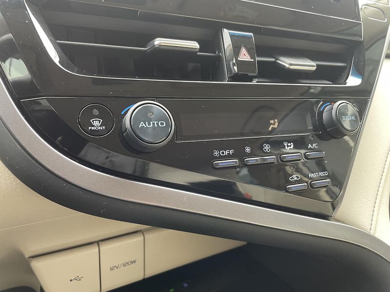 Toyota Camry EXECUTIVE VIP 2.5 Hyb. 160 kW - fotka 13 z 33