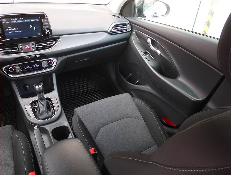 Hyundai i30 (2023) Family 1.5 T-GDI MHEV, Automat - fotka 8 z 19