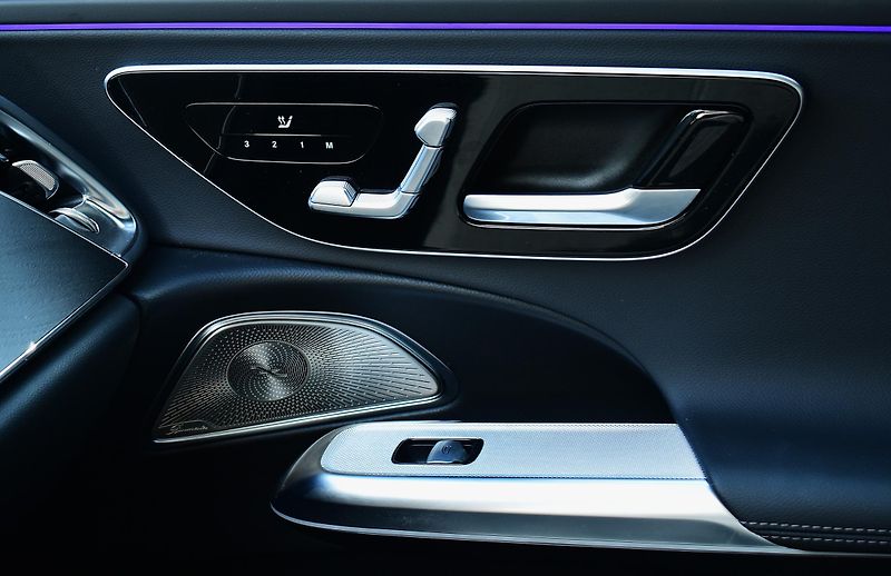 Mercedes-Benz Třídy E (2024) E220d, AMG paket, nízký nájezd - fotka 14 z 16