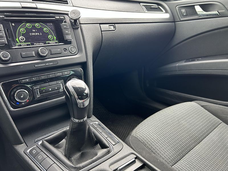 Škoda Superb (2012) 2.0 TDi 103 KW  - fotka 20 z 28
