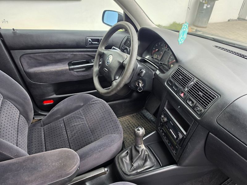 Volkswagen Golf (1999) 1.4 i Nová STK - fotka 16 z 18