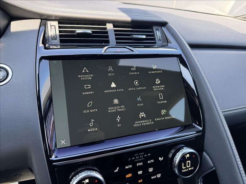 Jaguar E-Pace 1,5 P300e R-Dynamic SE AWD AT - fotka 20 z 34