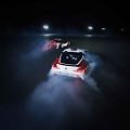 Toyota Supra při autonomním driftování v tandemu