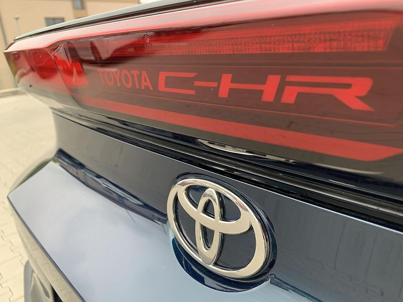 Toyota C-HR STYLE 2.0 PHEV 223k e-CVT - fotka 17 z 26