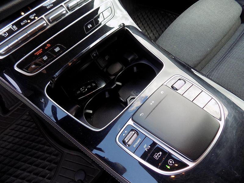 Mercedes-Benz Třídy E 220 D 4MATIC 143 KW TOP!!! - fotka 32 z 40