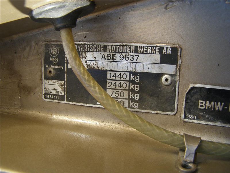 BMW Řada 3 1,8 - fotka 25 z 28