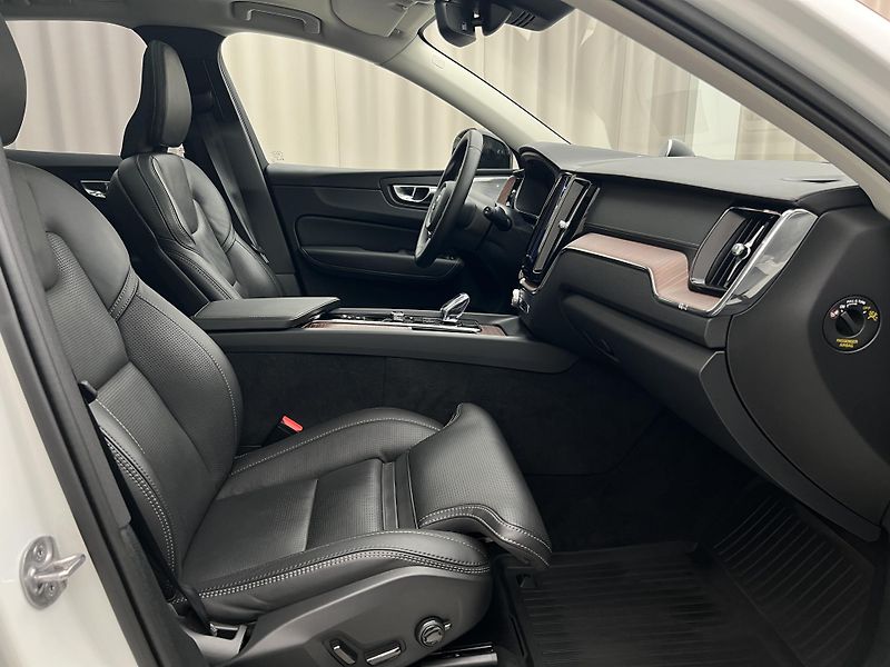 Volvo XC60 B5 AWD ULTIMATE DARK AUT  - fotka 21 z 47