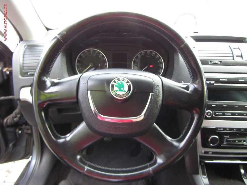 Škoda Octavia (2009) 1.6 TDi, Ambiente, xenon - fotka 16 z 17