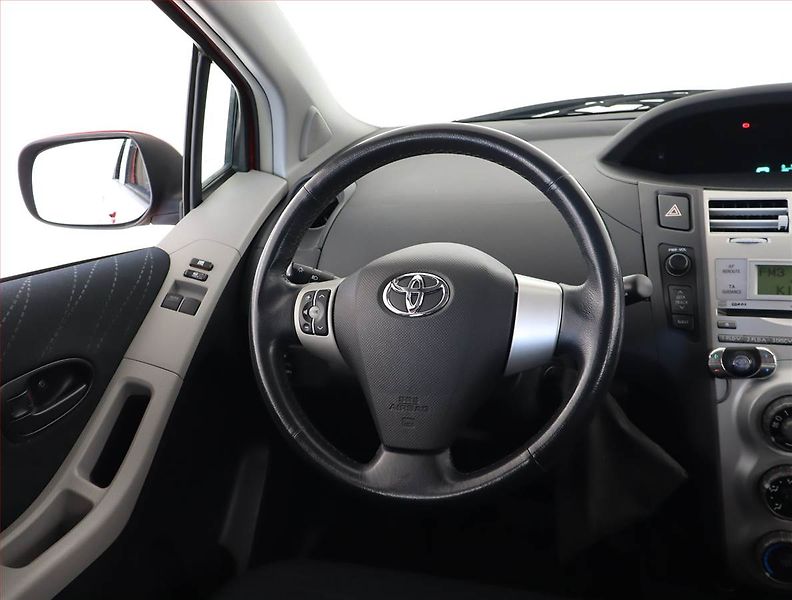 Toyota Yaris (2007) 1.3 VVT-i, Automat - fotka 7 z 19