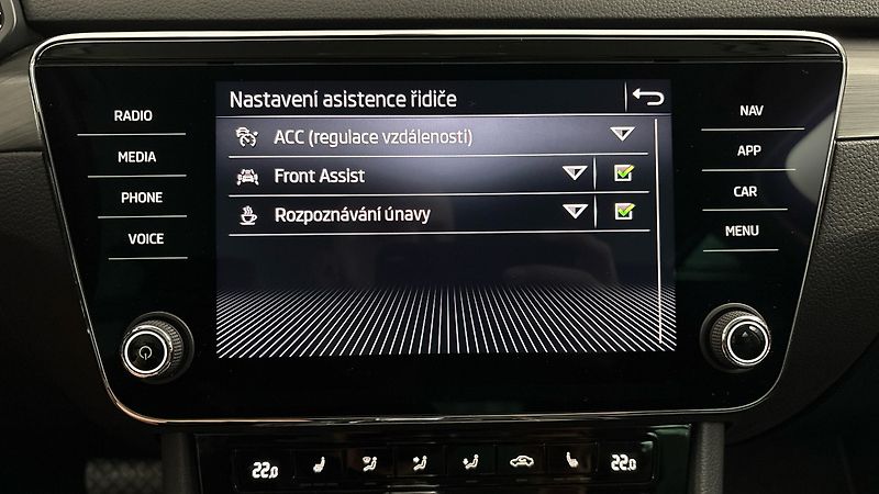 Škoda Superb 2.0 TDI DSG Style Combi - fotka 25 z 28