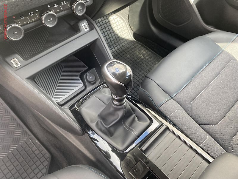 Citroën C4 (2023) 1.2 PT, 1.maj,ČR, Feel, navi - fotka 13 z 16