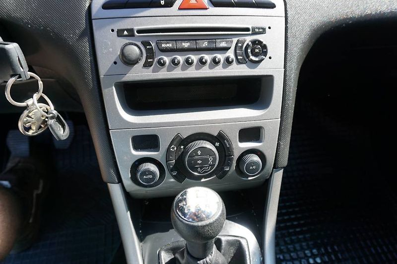 Peugeot 308 (2010) 1,6 HDI  nové v ČR - fotka 22 z 24