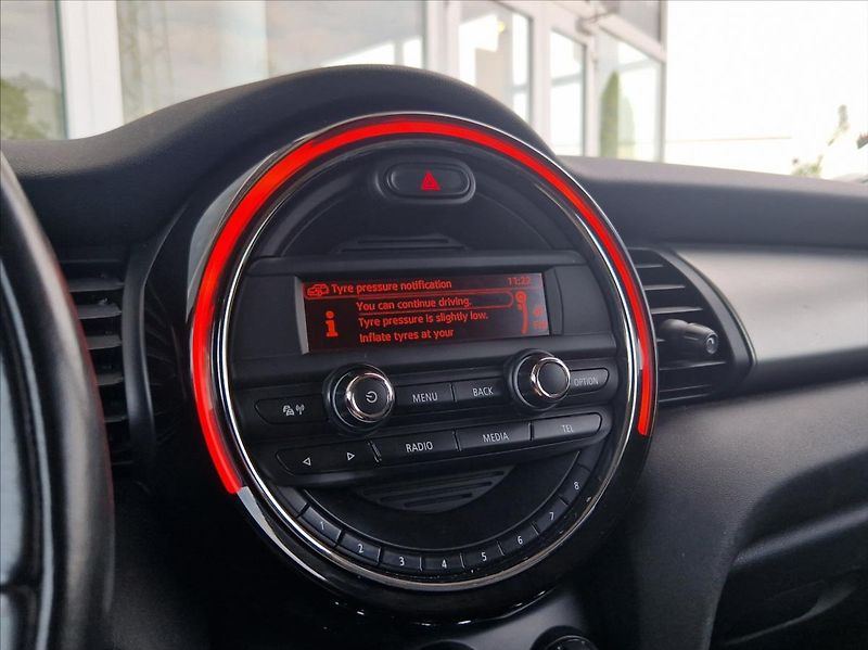 Mini Cooper 1,5 i 100kW LED VÝHŘEV - fotka 22 z 26