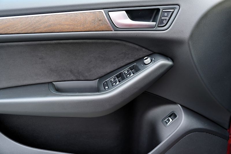 Audi Q5 2.0 TDI/Quattro/DSG/kůže/180PS - fotka 19 z 48
