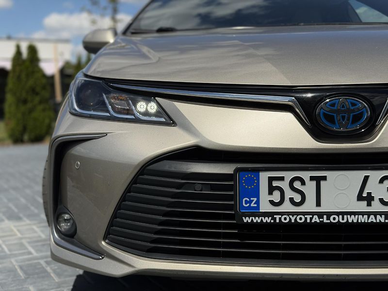 Toyota Corolla (2022) 1.8 90 kW hybrid / sedan - fotka 6 z 22