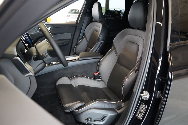 Volvo XC60 B5 Plus Black Edition, 360° - fotka 17 z 44