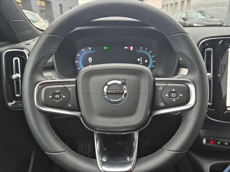 Volvo XC40 2,0 B3 Plus Dark - fotka 19 z 19