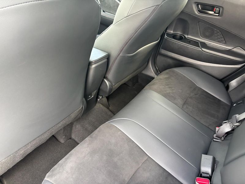 Toyota C-HR 2,0 HEV e-CVT GR Sport - fotka 22 z 26