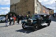 Automobiloví a motocykloví veteráni se vydali v neděli na tradiční jízdu Ze zámku na hrad. Start byl na Horním náměstí v Přerově, kde si lidé užili bohatý program.