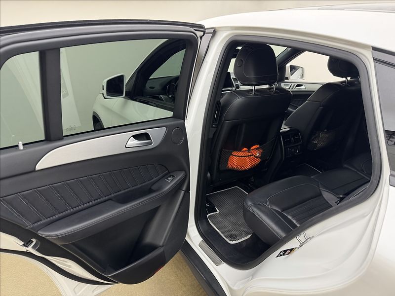 Mercedes-Benz GLE 3,0 AMG 4X4 LED DPH PANO TAŽNÉ - fotka 37 z 46