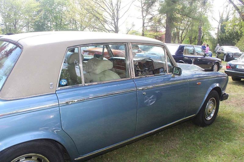 Luxusní vozy se v sobotu 4. května sjely na zámek do Lnář. Převládala auta značky Rolls-Royce.
