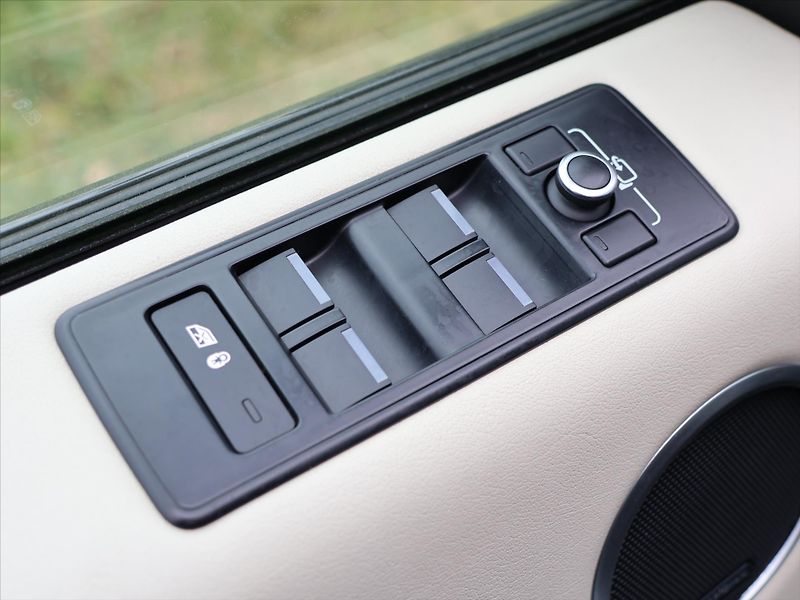 Land Rover Range Rover Sport 3,0 SDV6 215kW Kůže Kamera CZ - fotka 17 z 41