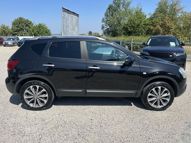 Nissan Qashqai (2009) 2.0i 104 KW, 4x4, Panorama - fotka 8 z 18