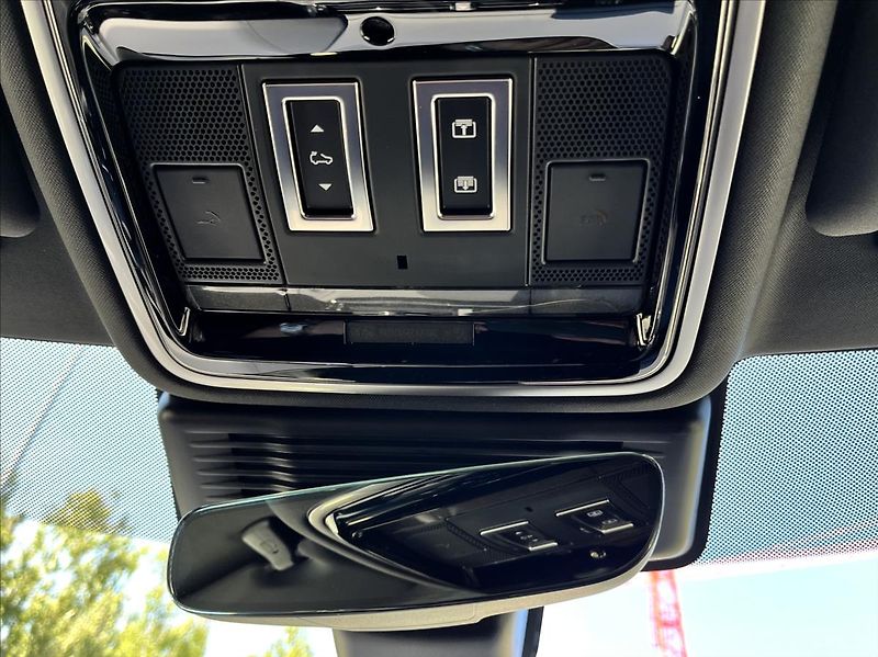 Land Rover Range Rover Velar 2,0 D200 DYNAMIC SE AWD - fotka 31 z 37