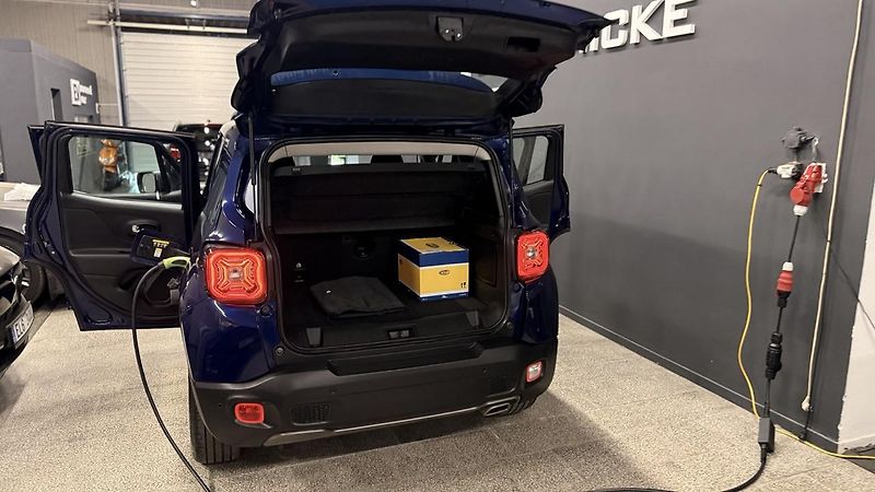Jeep Renegade (2020) 1.3 T4 PHEV,4x4,50km dojezd - fotka 18 z 59