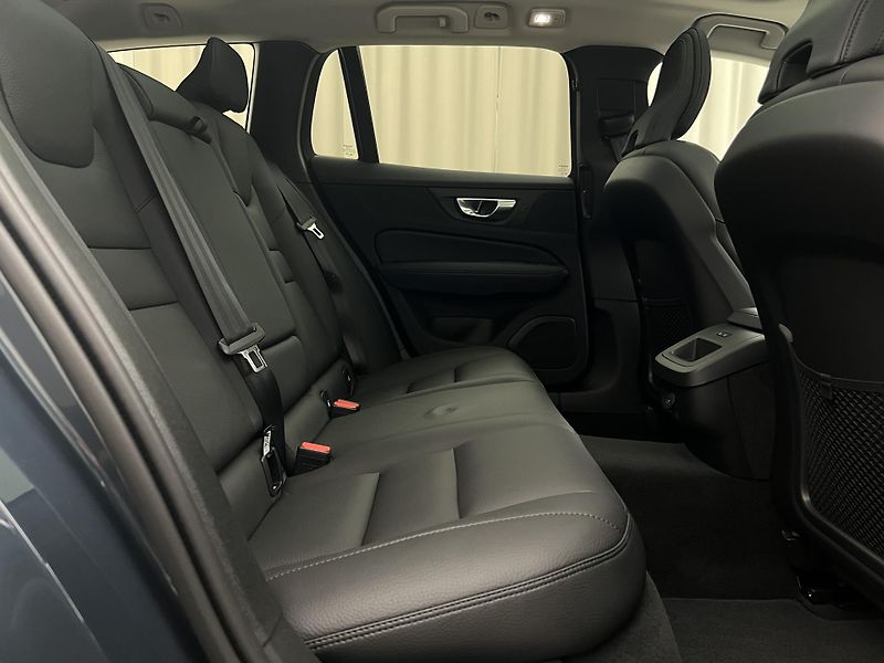 Volvo V60 B4 DARK PLUS AUT - fotka 22 z 45