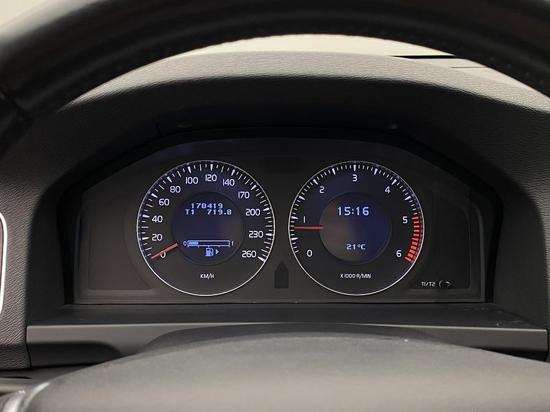 Volvo V60 D5 MOMENTUM REZERVACE - fotka 25 z 43