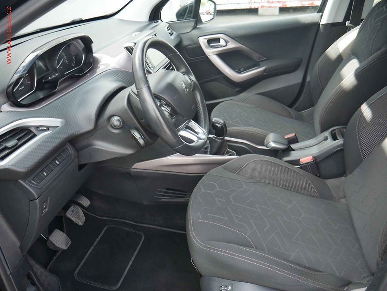 Peugeot 2008 (2015) 1.2 PT, AC, navi - fotka 9 z 15
