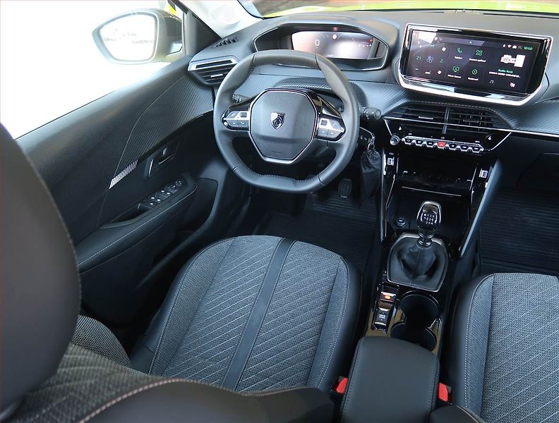 Peugeot 208 (2024) Allure 1.2 PureTech - fotka 7 z 18