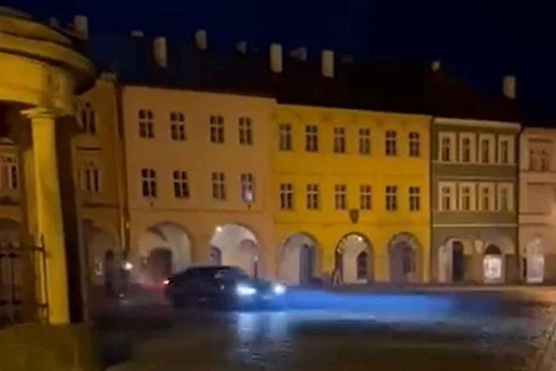 Následky nočního driftování na Valdštejnově náměstí v Jičíně.