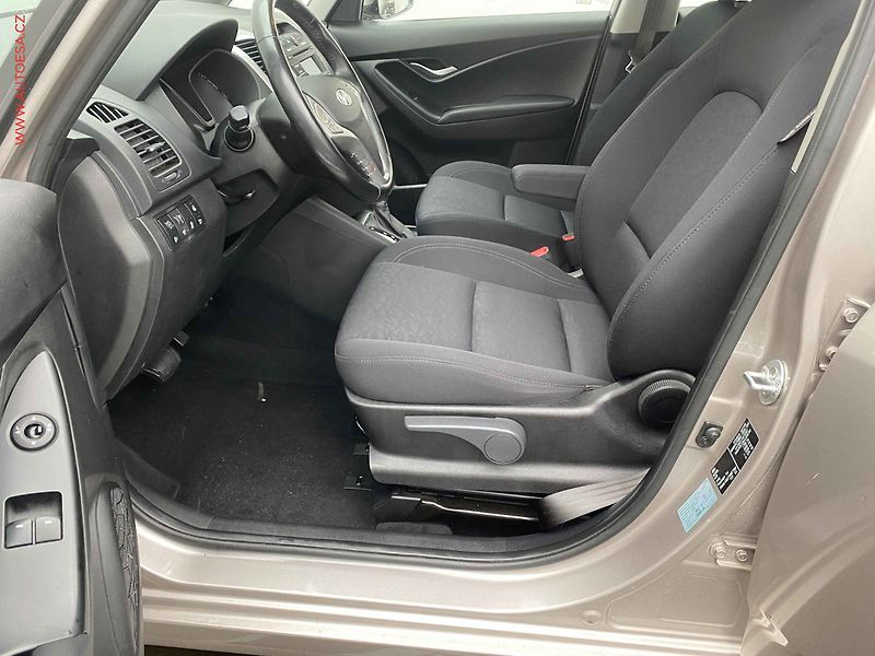 Hyundai ix20 (2016) 1.6 GDi, ČR, AT, park.čidla - fotka 9 z 18