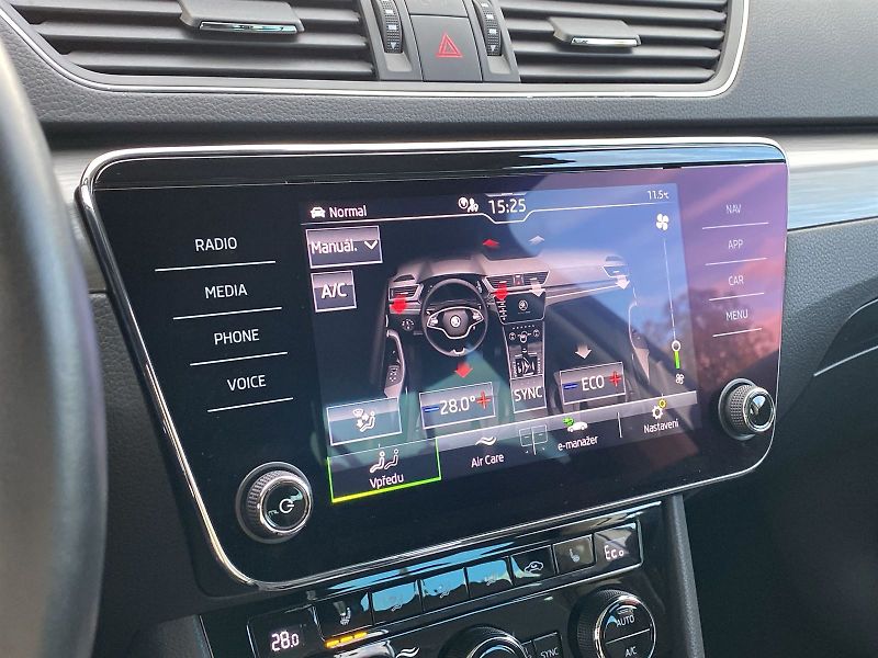 Škoda Superb (2021) Combi 1.4 TSI iV DSG Style - fotka 16 z 34