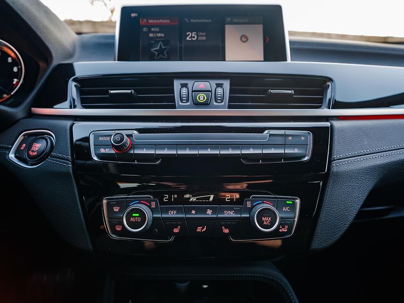 BMW X2 sDrive18i Advantage,ShadowLine - fotka 21 z 31