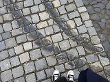 Následky nočního driftování na Valdštejnově náměstí v Jičíně.