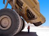 Caterpillar 797 se zvednutou korbou.