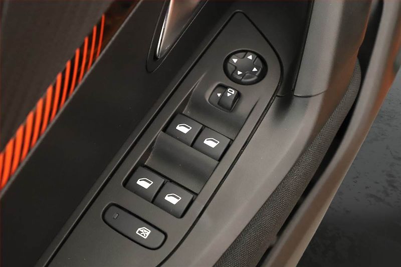 Peugeot 2008 (2021) Active 1.2 PureTech - fotka 10 z 14