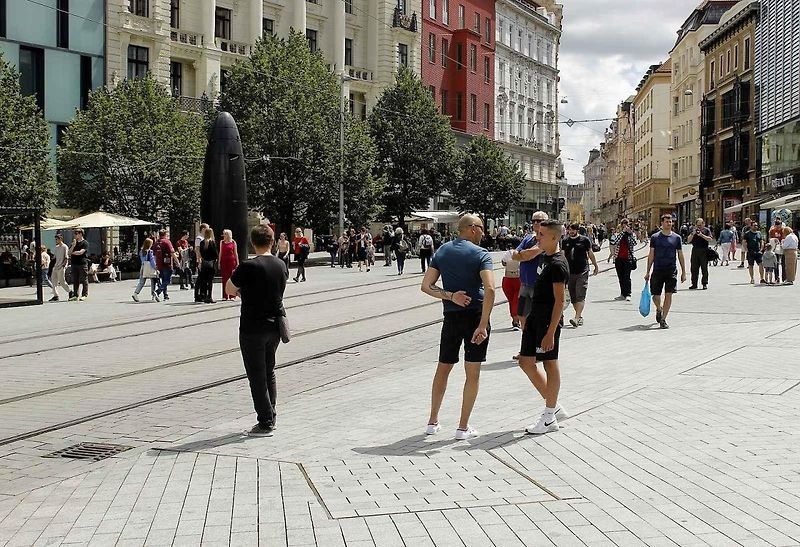 Historická kolona vozidel projela v sobotu odpoledne brněnským náměstím Svobody.
