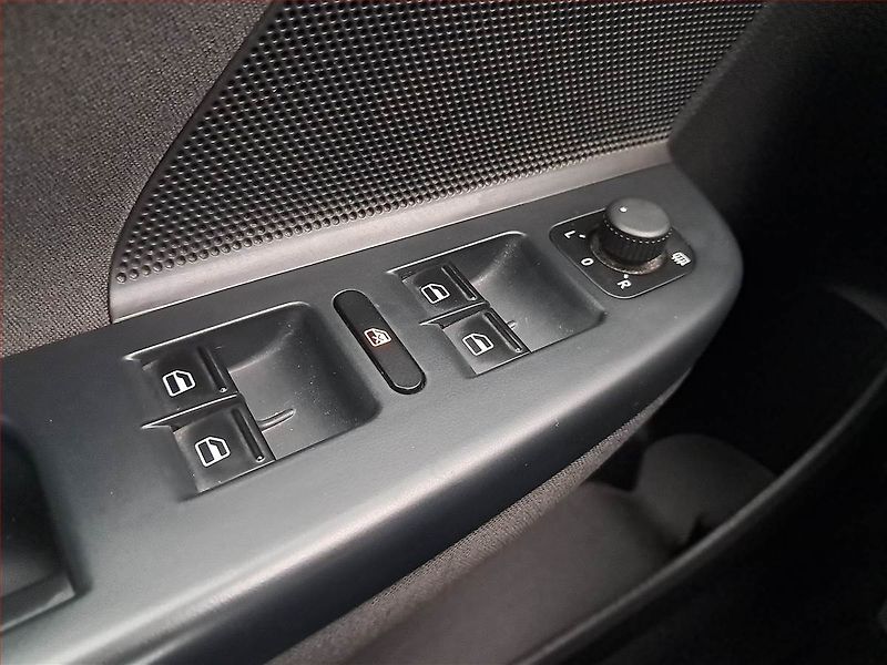 Volkswagen Golf (2012) 1.2 TSI, Park. senzory - fotka 15 z 17