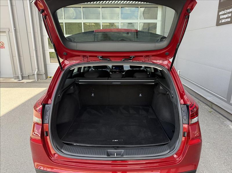 Hyundai i30 1,5 T DCT  WG FL Family Climat - fotka 21 z 25