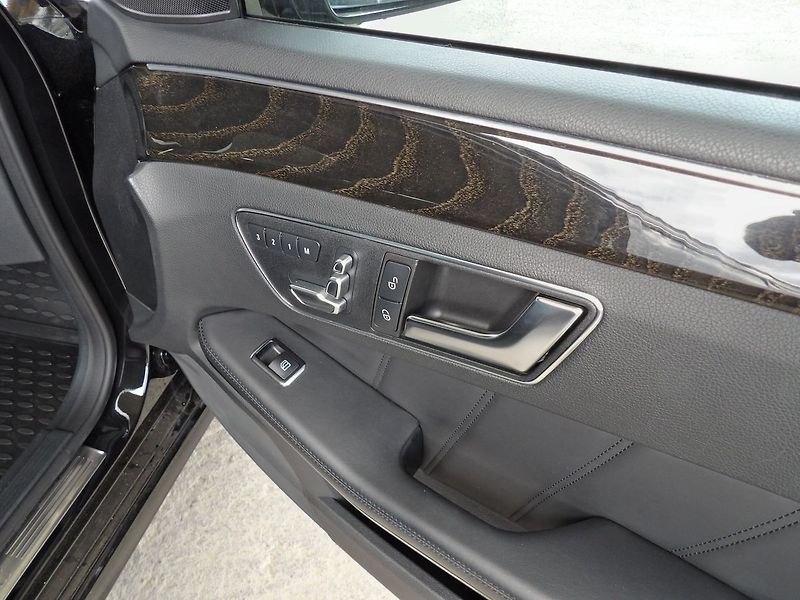 Mercedes-Benz Třídy E 350d 4Matic Airmatic TZ 360° - fotka 25 z 37