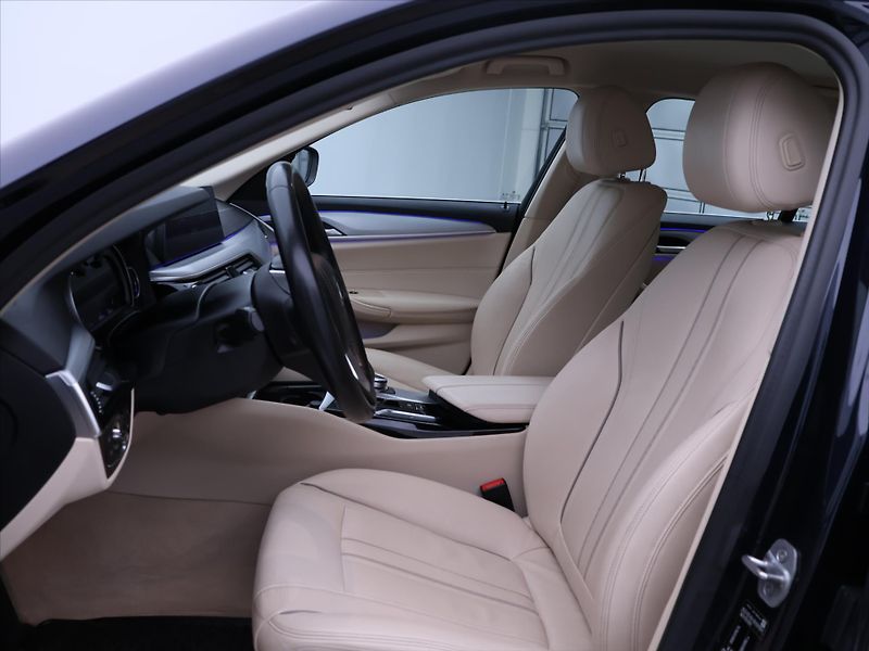 BMW Řada 5 2,0 520d Luxury Line CZ DPH - fotka 12 z 34