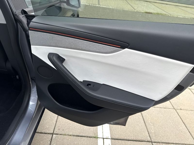 Tesla Model Y (2025) - fotka 37 z 76
