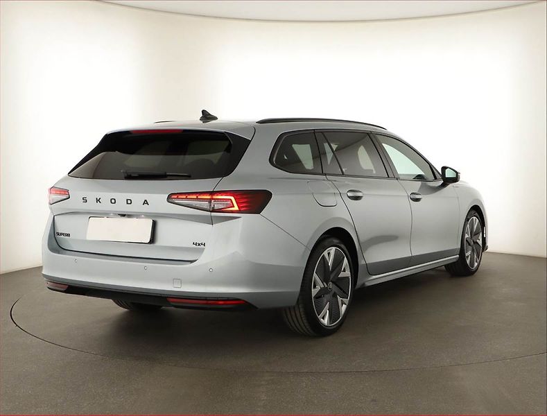 Škoda Superb (2025) 2.0 TDI, Sportline, Navigace - fotka 5 z 28